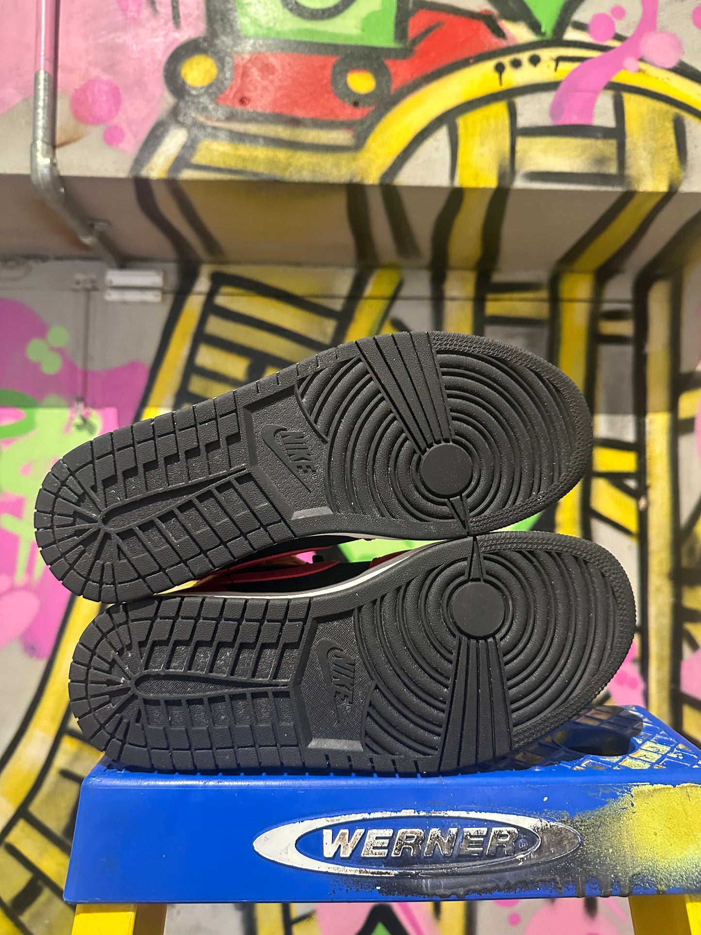 Jordan 1 Mid Black/Red