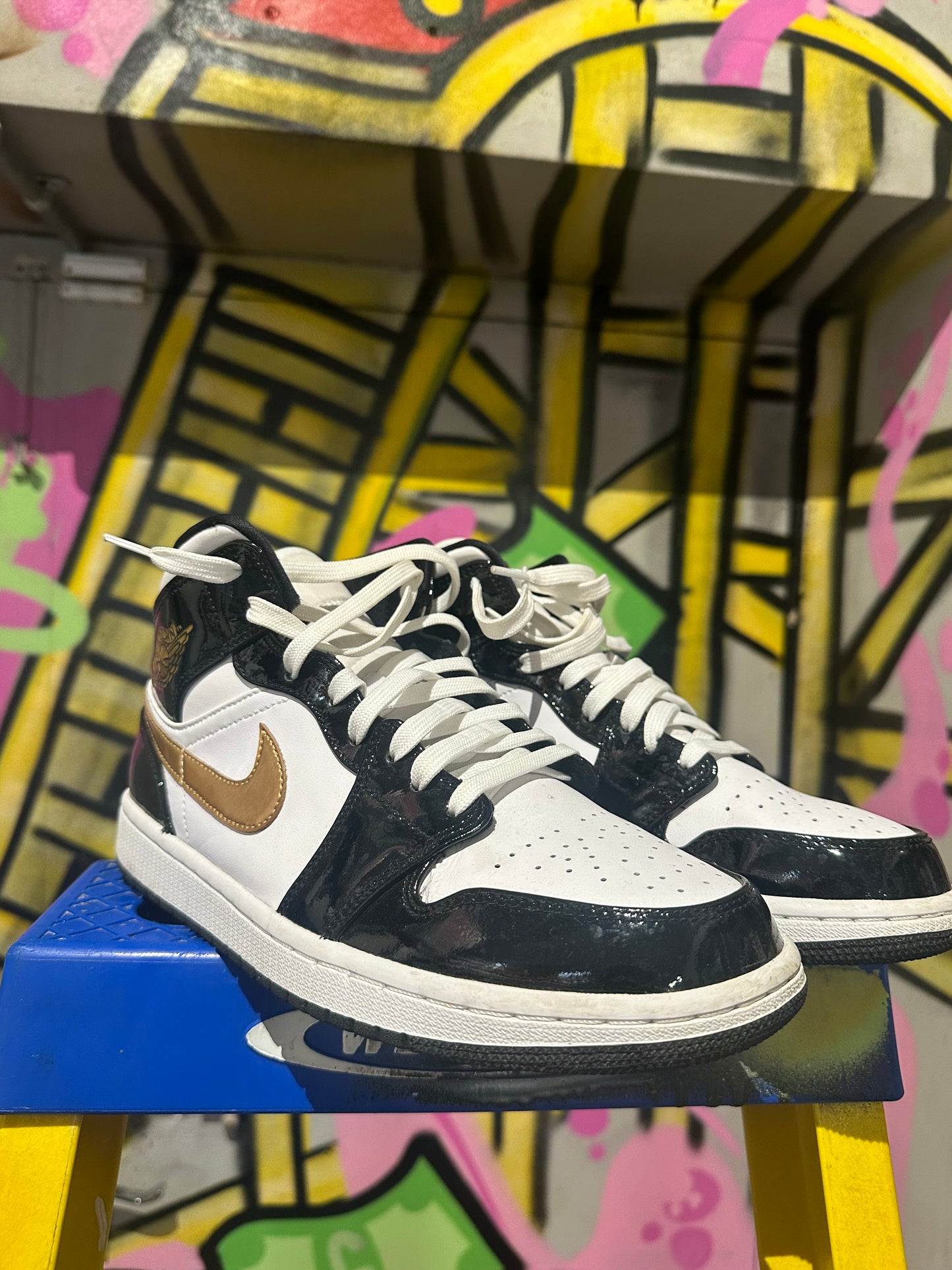 Jordan 1 Mid White/Gold/Black
