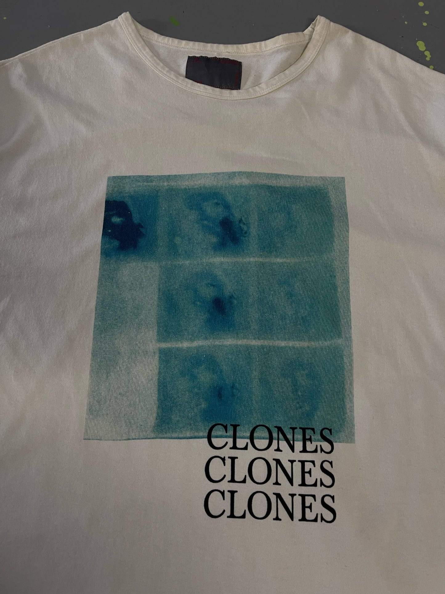 CLONES GRAPHIC T SHIRT