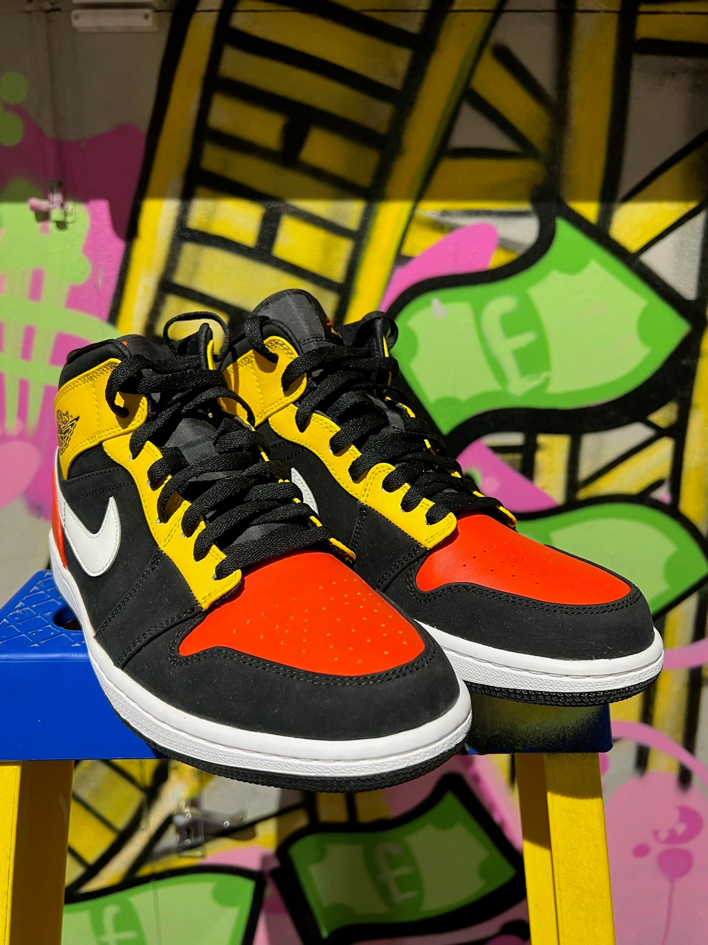 AIR JORDAN 1 MID BLACK TEAM ORANGE AMIRLO