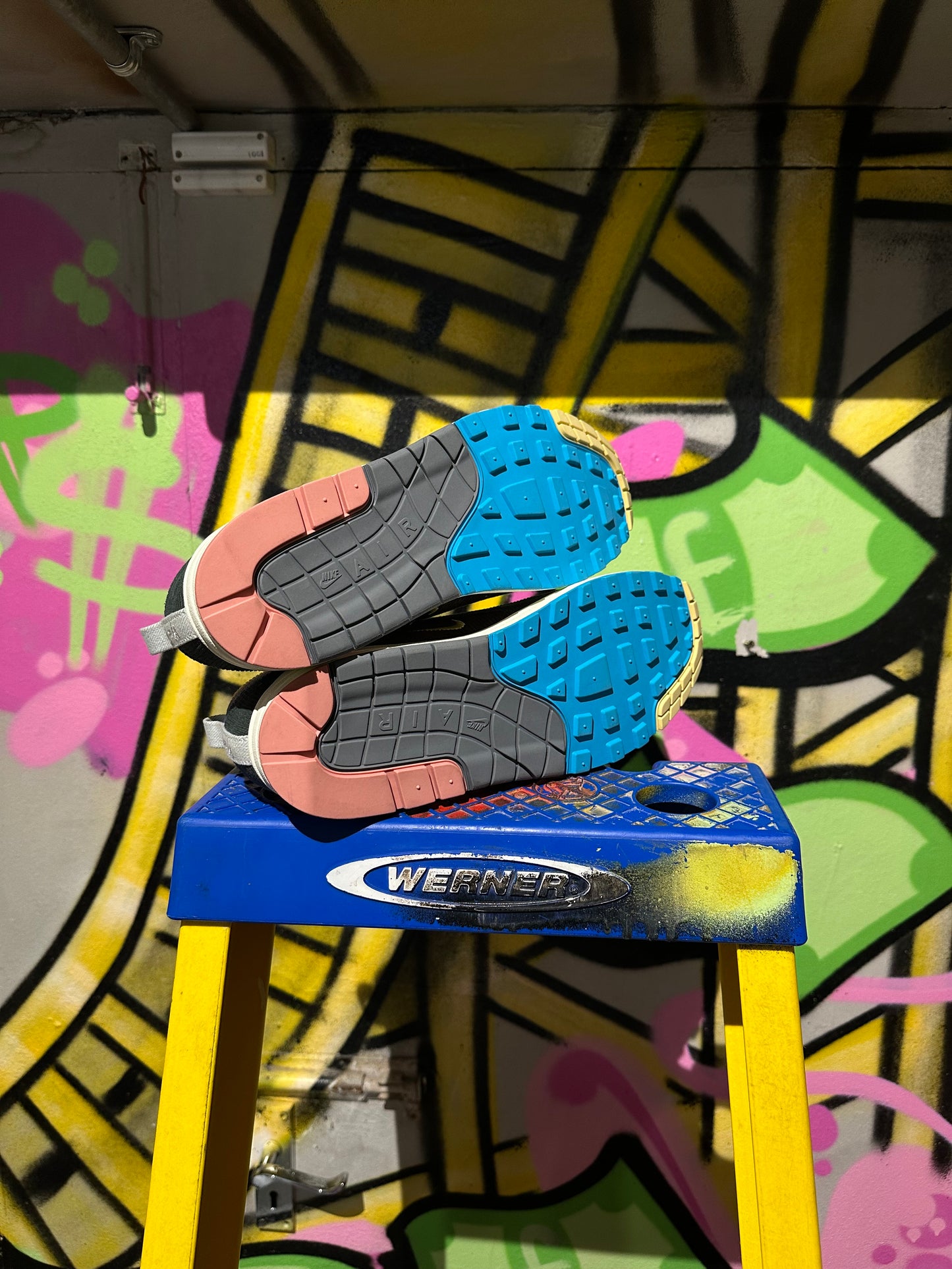 SIGNED NIKE SEAN WOTHERSPOON AIR MAX 1 / 97