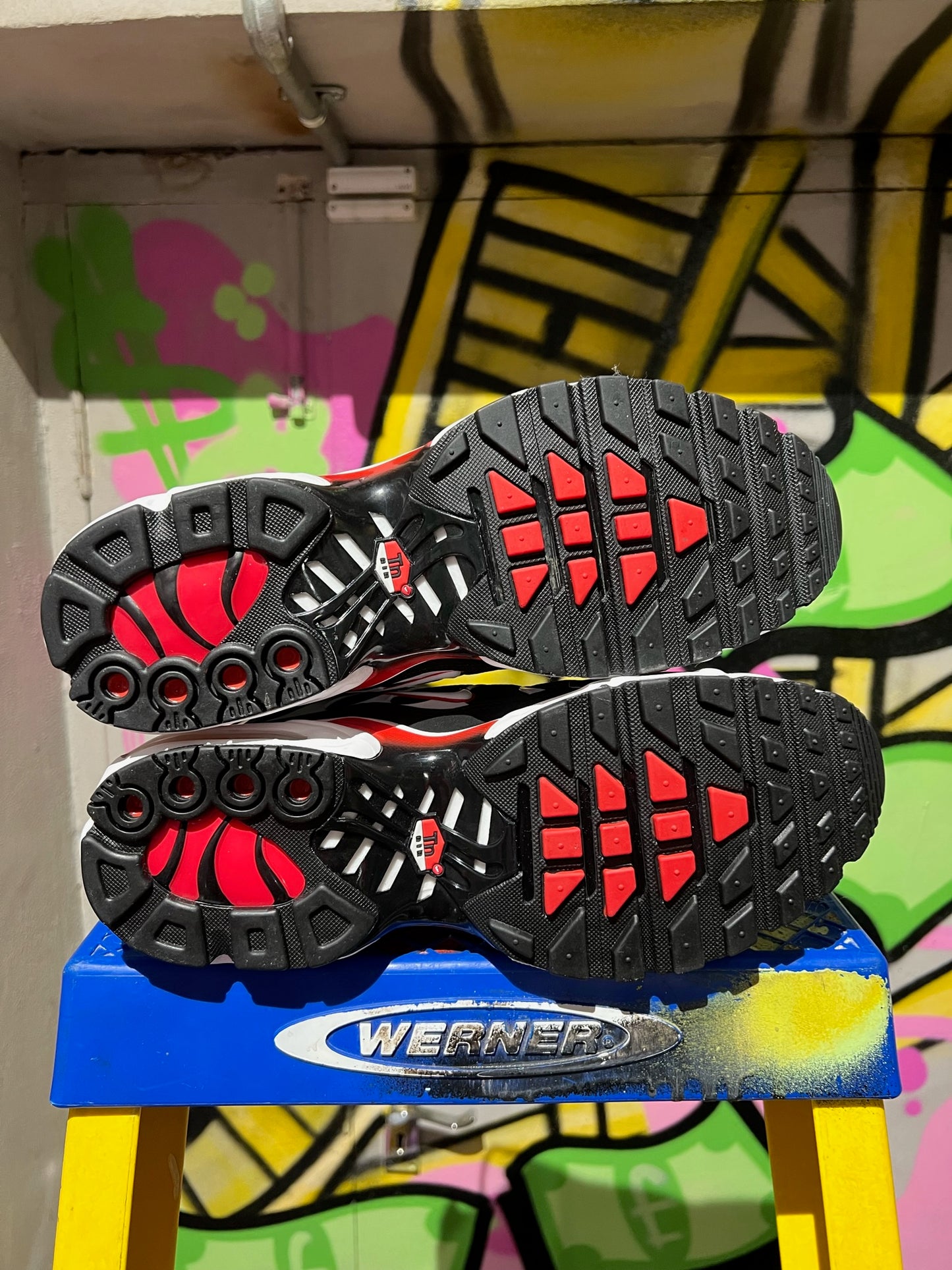 NIKE AIR MAX PLUS BLACK WHITE UNIVERSITY RED