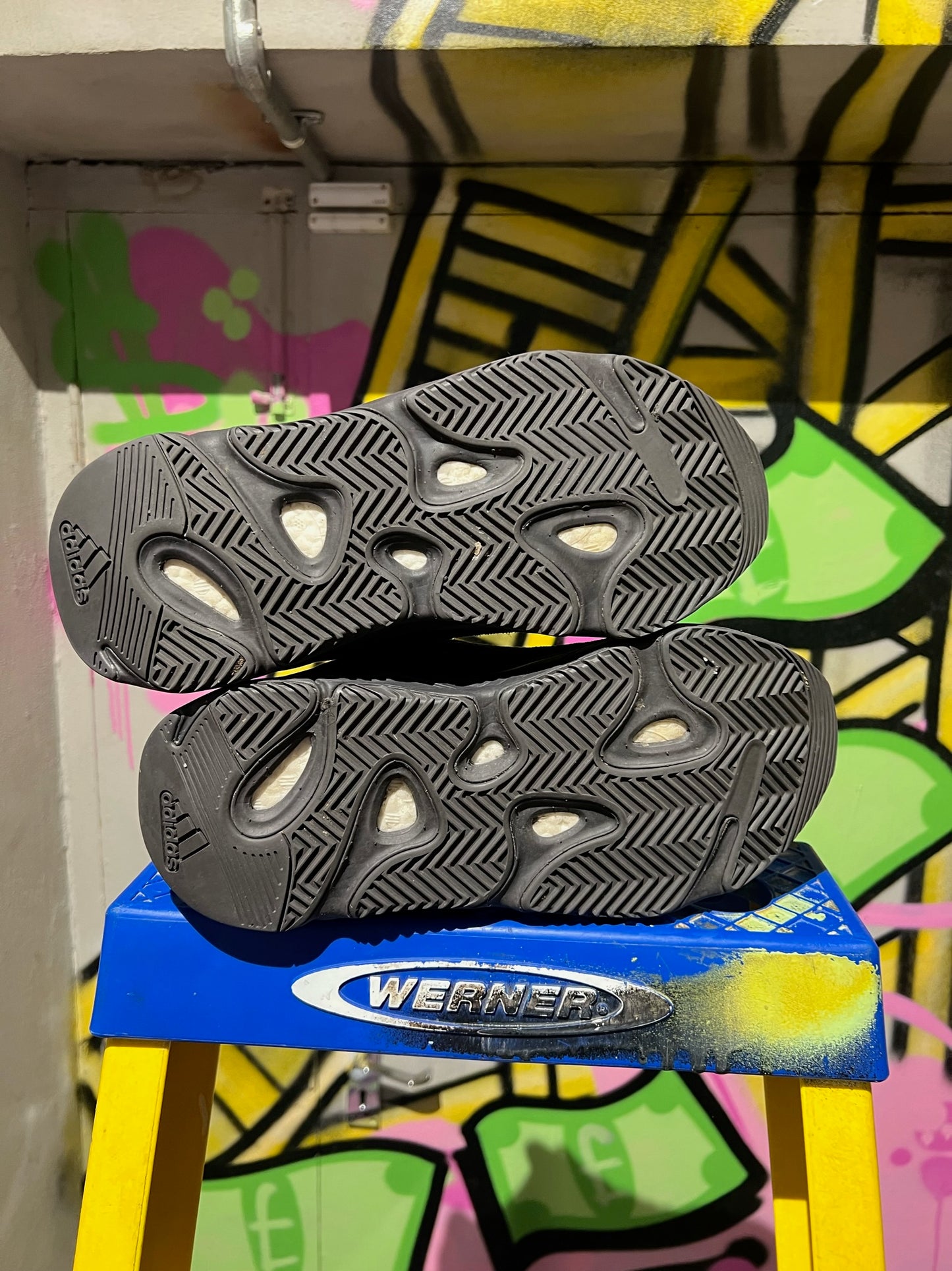 ADIDAS YEEZY BOOST 700 V2