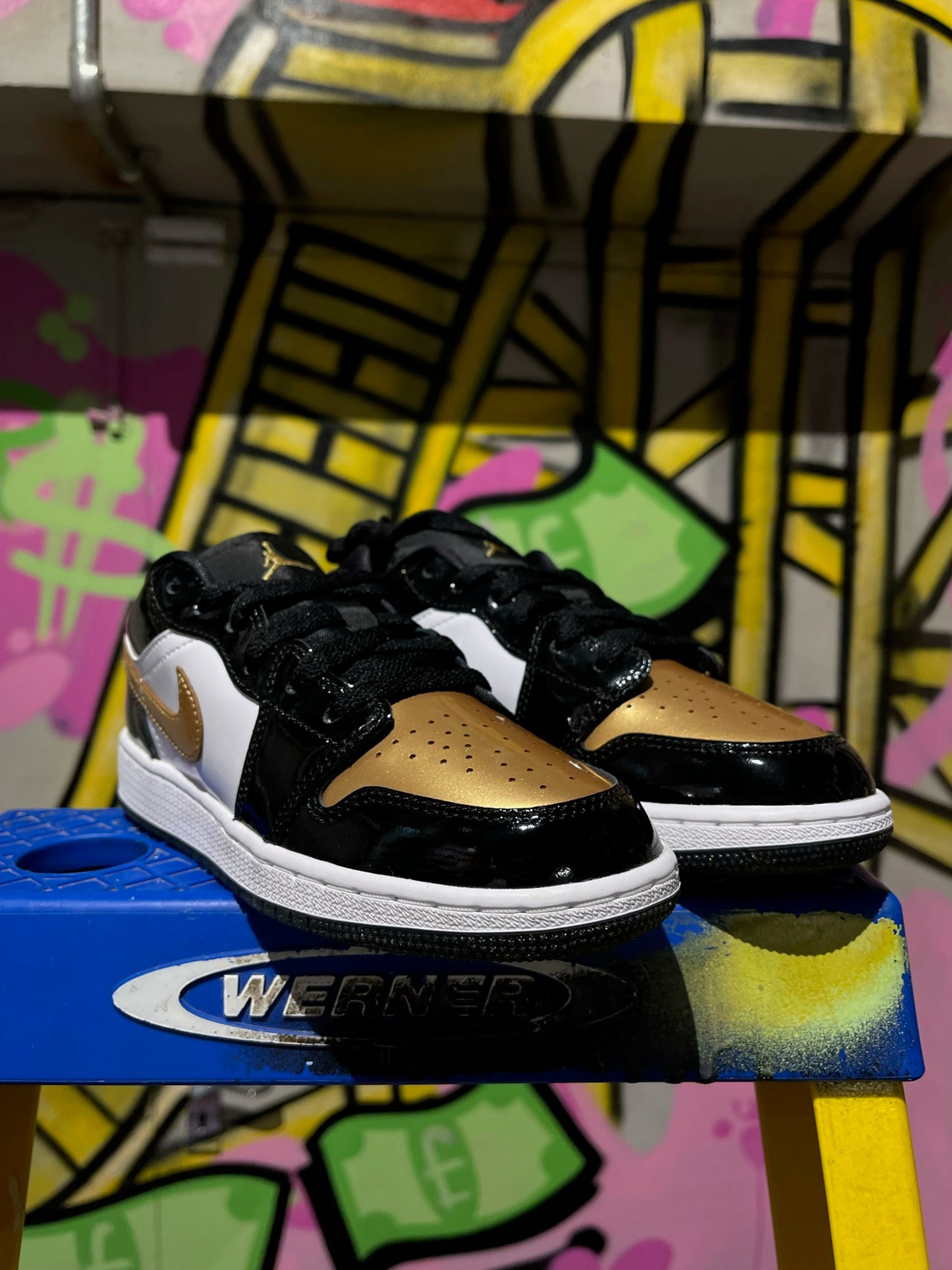 AIR JORDAN 1 LOW SE GS GOLD TOE