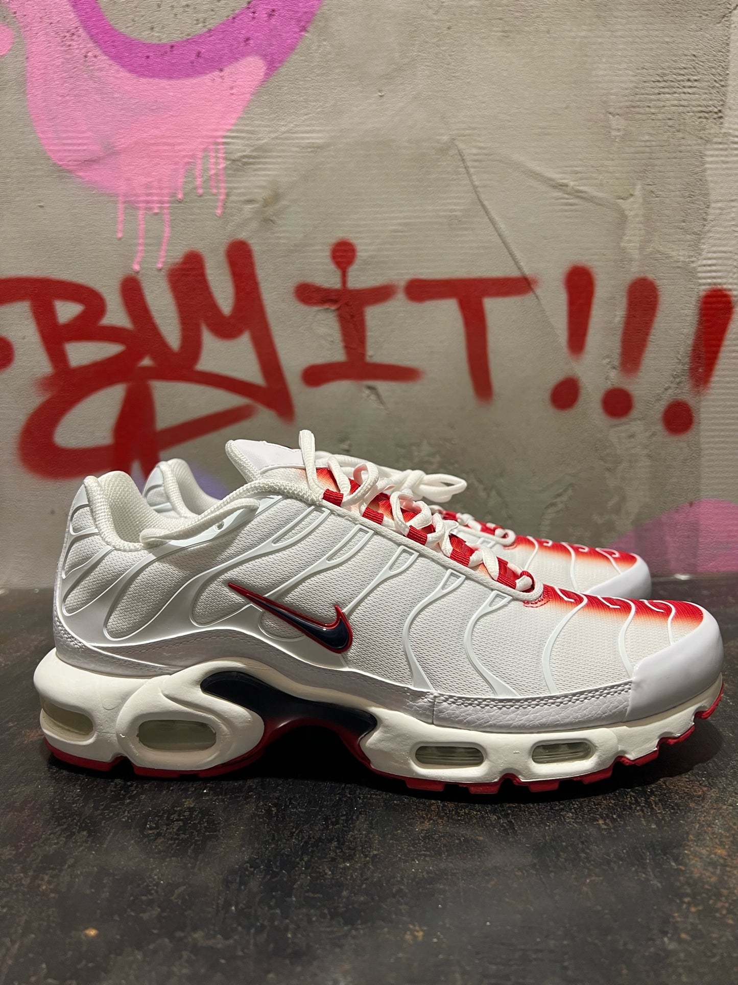 NIKE AIR MAX PLUS WHITE RED