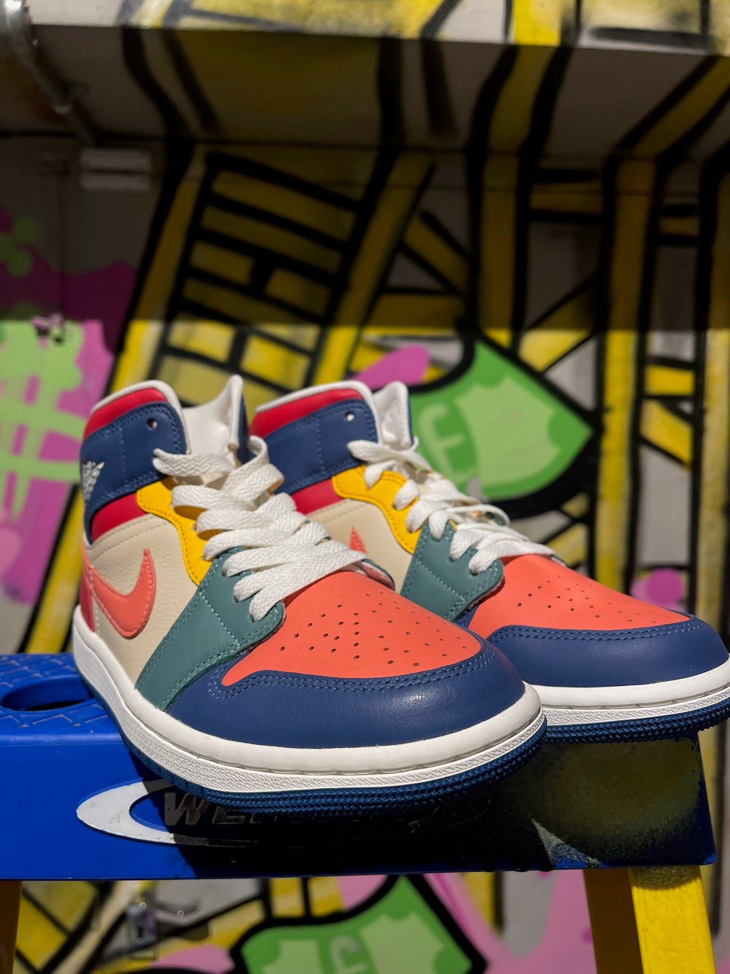 AIR JORDAN 1 MID SE WMNS MULTI COLOUR