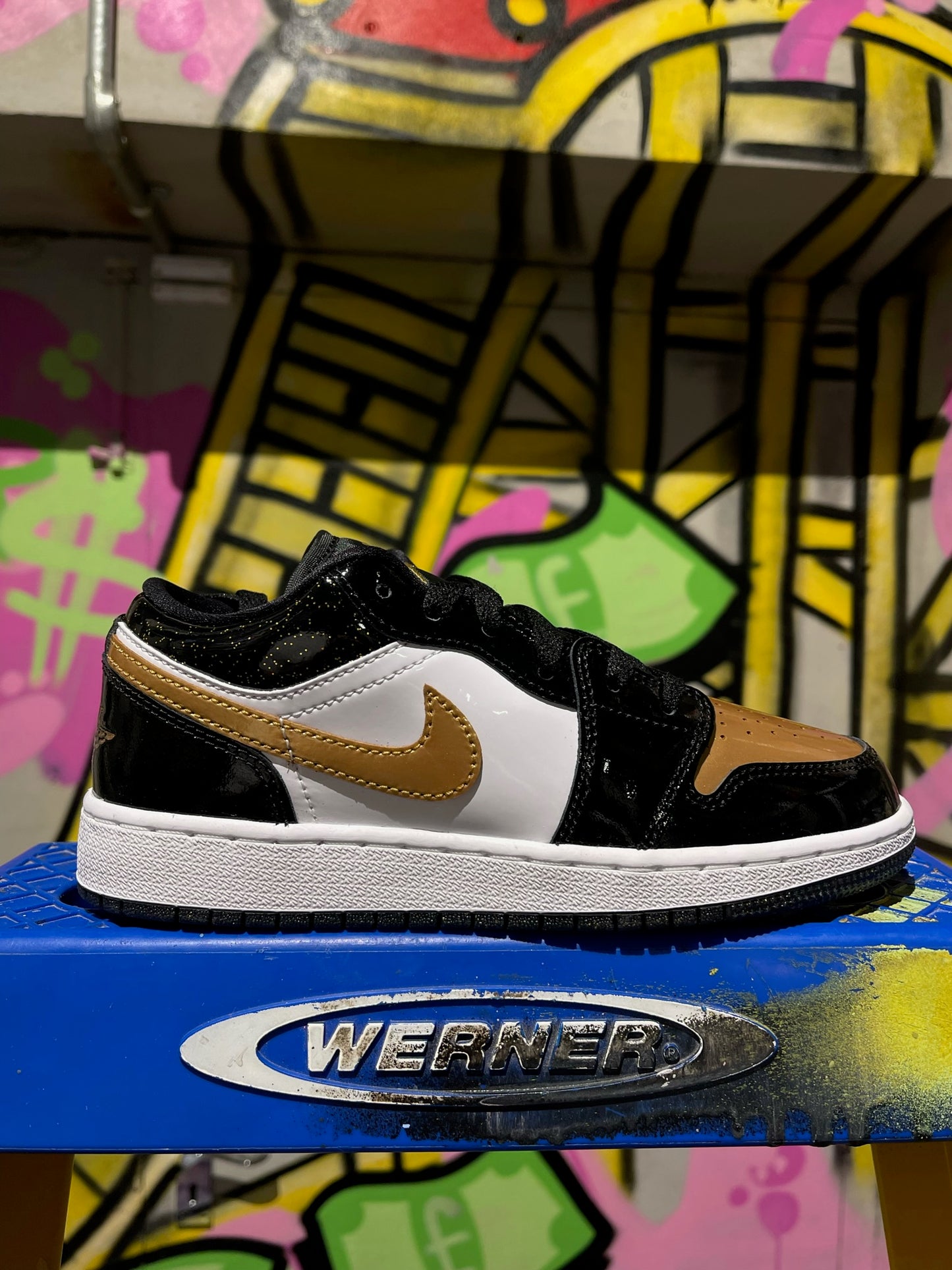 AIR JORDAN 1 LOW SE GS GOLD TOE