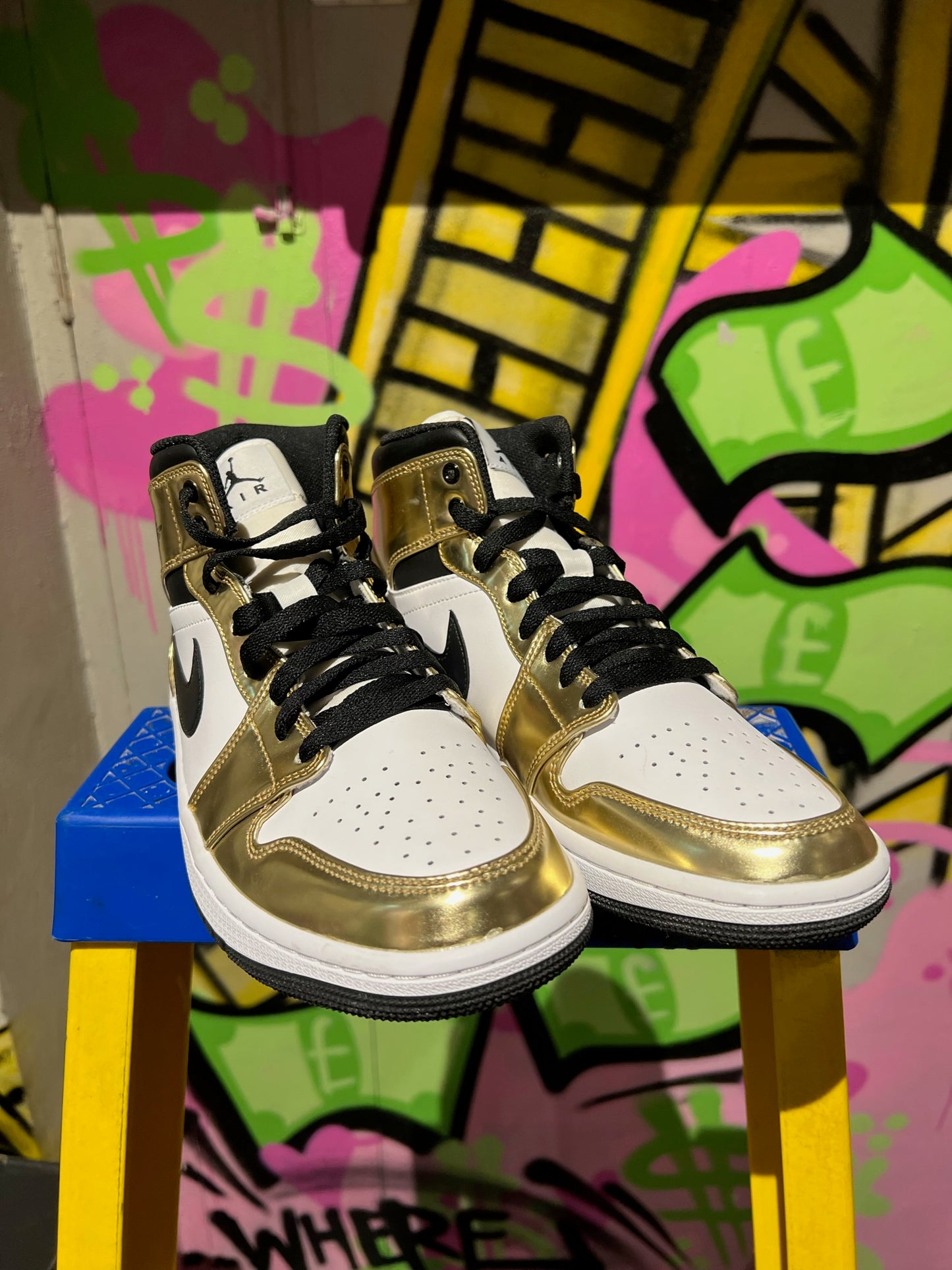 AIR JORDAN 1 MID SE GOLD/BLACK